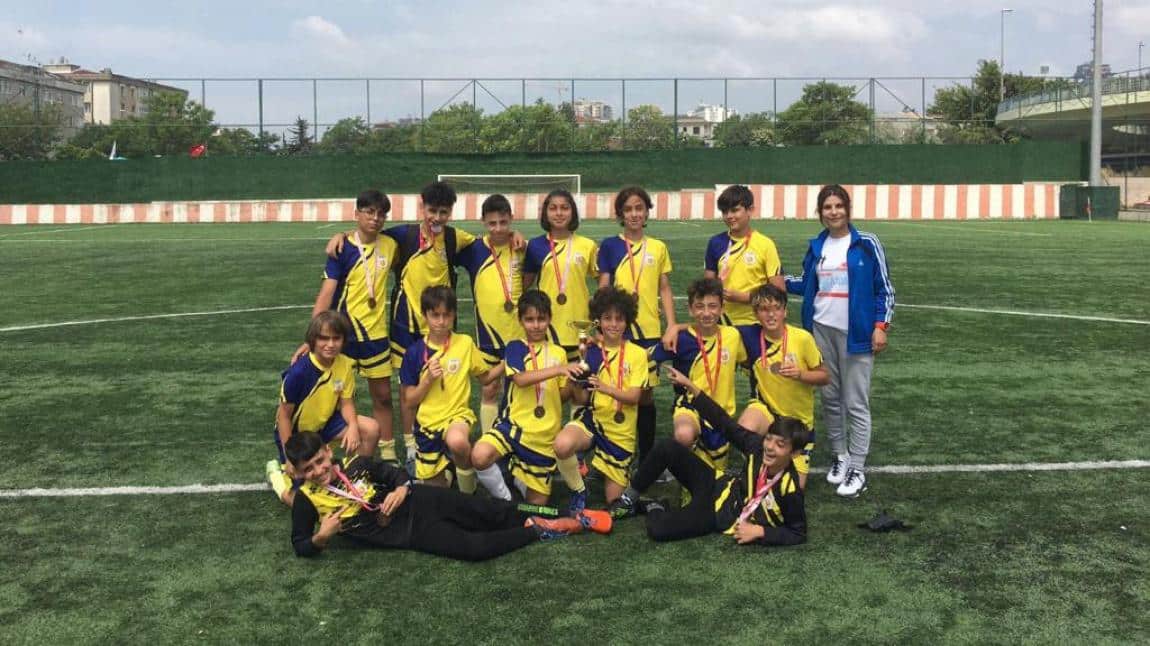 İlçemizde düzenlenen futbol turnuvasında okulumuz minik futbol takımı 3. olarak kupa almaya hak kazanmıştır.