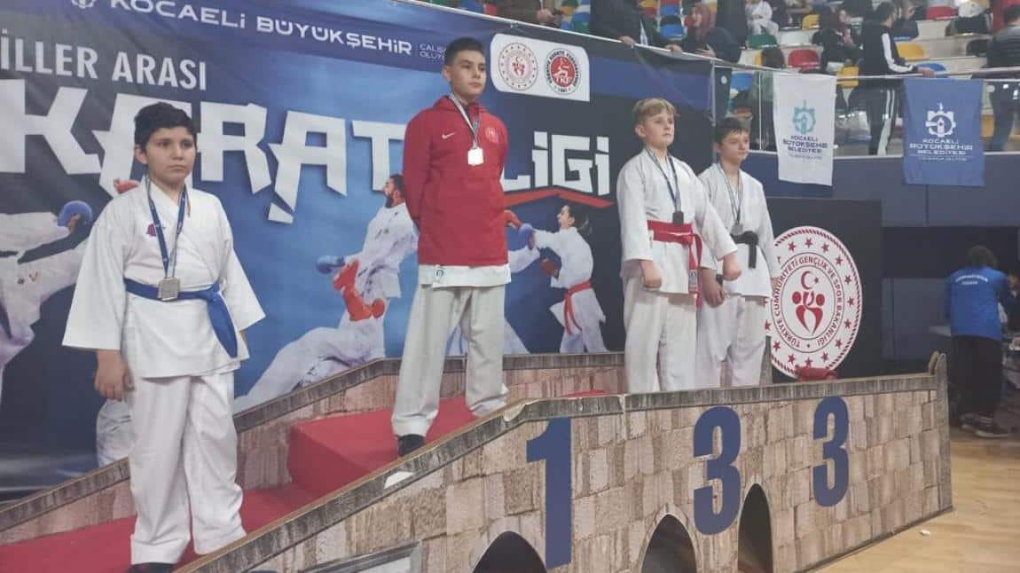  Alper AVCI Türkiye İller Arası Karate Ligi Şampiyonasında Kendi Yaş ve Kategorisinde Türkiye Birincisi Oldu.